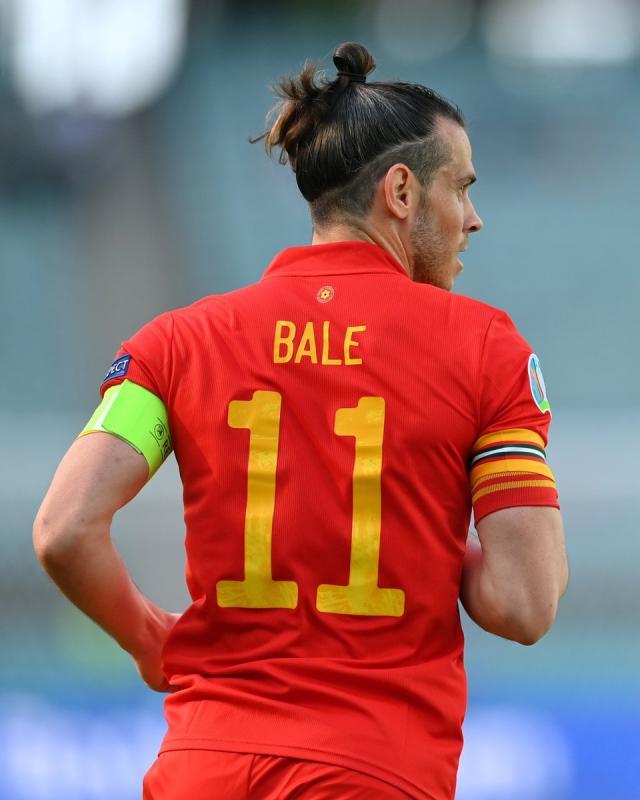 开云-爱游戏-永远有人18岁!贝尔看着恩博洛 满眼都是曾经自己